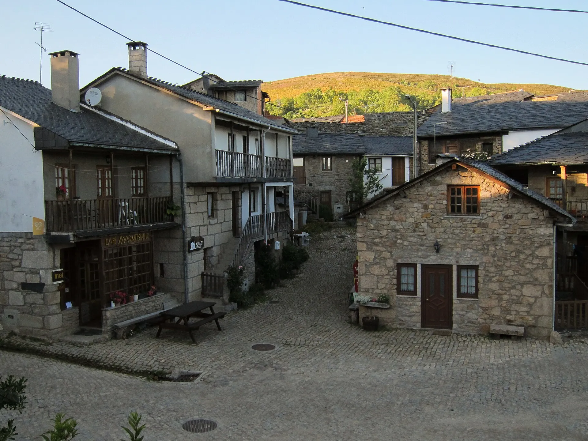 Casas de granito e lousa na aldeia de Montesinho
