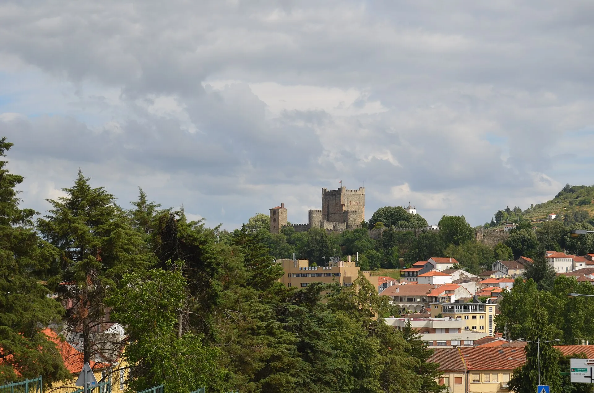 Bragança vista do monte, com o castelo ao fundo entre as árvores